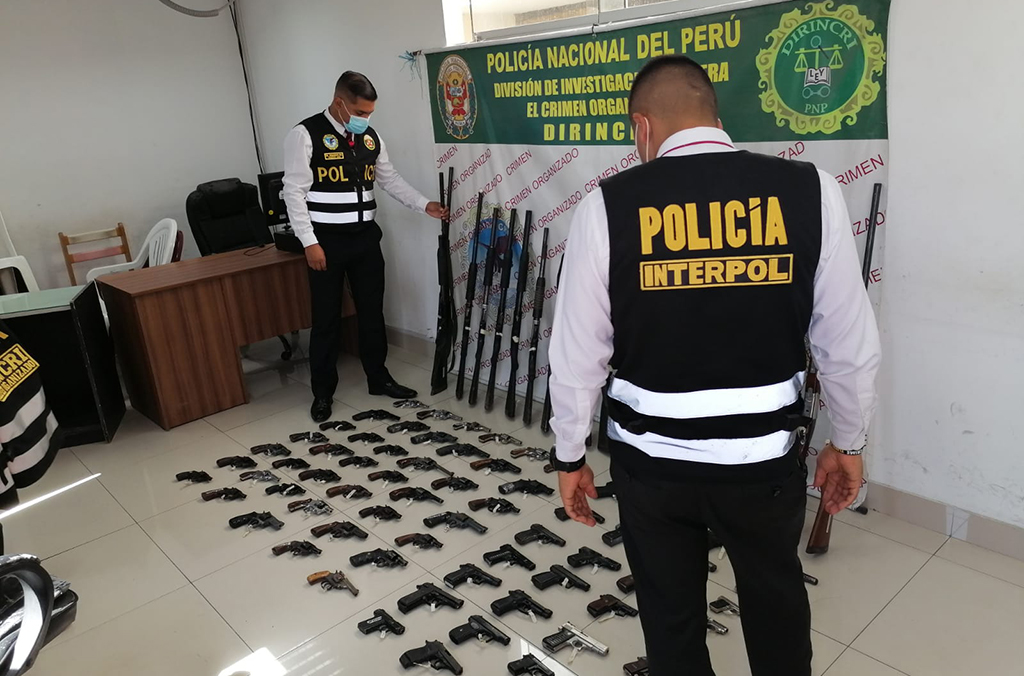 Les autorités péruviennes présentent des armes illégales récupérées lors de l’opération Trigger VI qui a permis la saisie de milliers d’armes à feu illicites en Amérique du Sud.